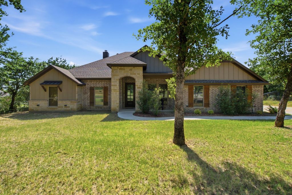 1013 Churchill Lane, Millsap, TX 76066