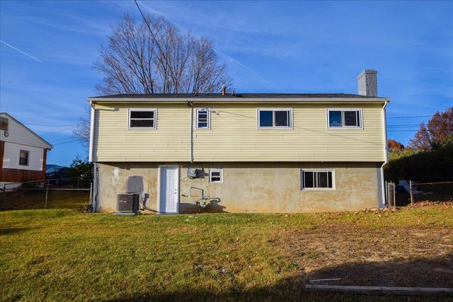 3808 Red Fox DR, Roanoke, VA 24017