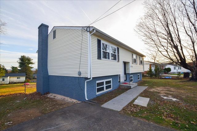 3808 Red Fox DR, Roanoke, VA 24017