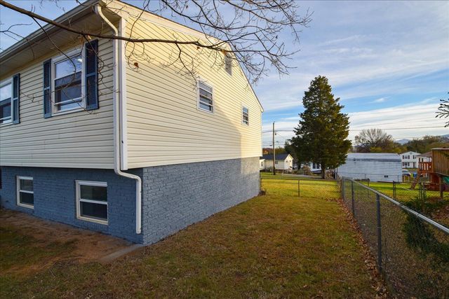 3808 Red Fox DR, Roanoke, VA 24017