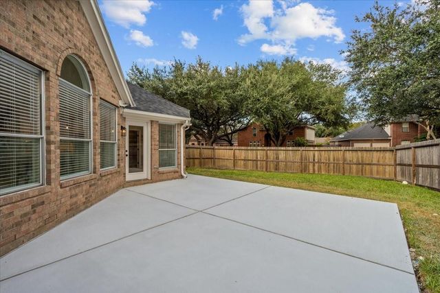105 Barrington Pointe Court, League City, TX 77573