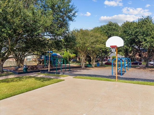 105 Barrington Pointe Court, League City, TX 77573