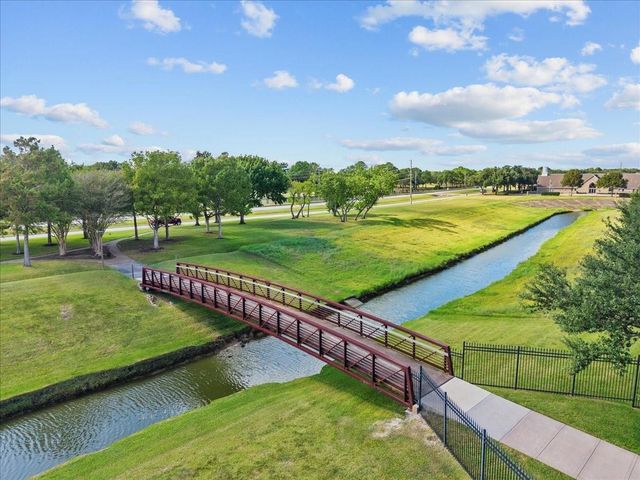 105 Barrington Pointe Court, League City, TX 77573