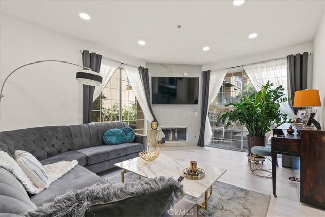 17809 Halsted 117, Northridge, CA 91325