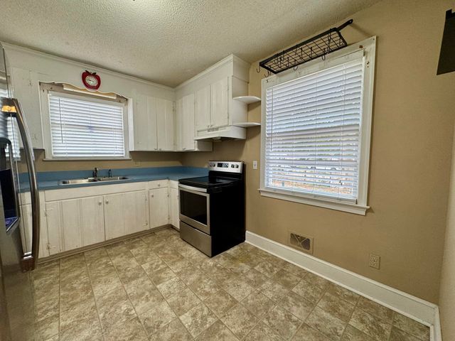 517 Singleton Avenue, Kingstree, SC 29556