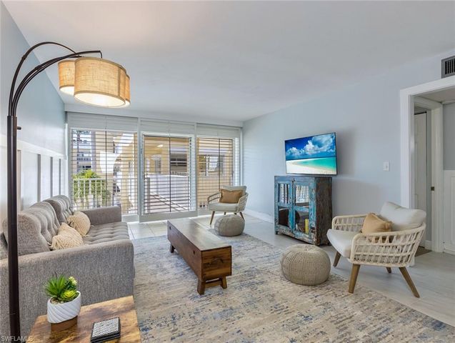 1100 8th AVE S 204A, Naples, FL 34102