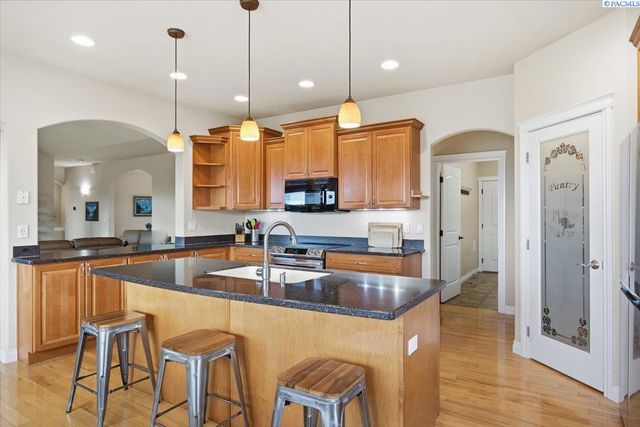 2010 S 38th Ave, West Richland, WA 99353