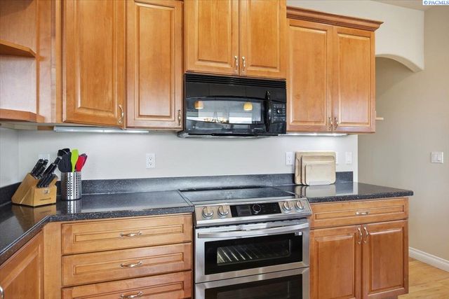 2010 S 38th Ave, West Richland, WA 99353