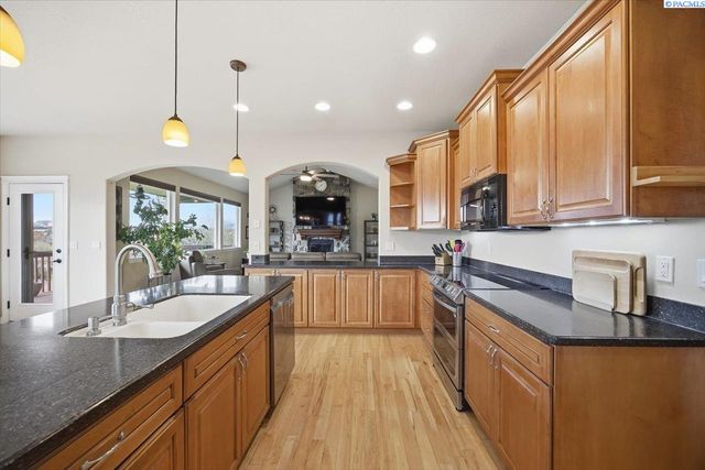 2010 S 38th Ave, West Richland, WA 99353