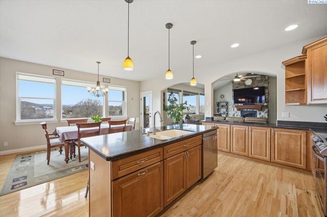 2010 S 38th Ave, West Richland, WA 99353