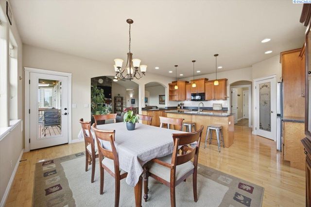 2010 S 38th Ave, West Richland, WA 99353