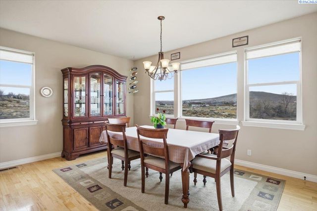 2010 S 38th Ave, West Richland, WA 99353