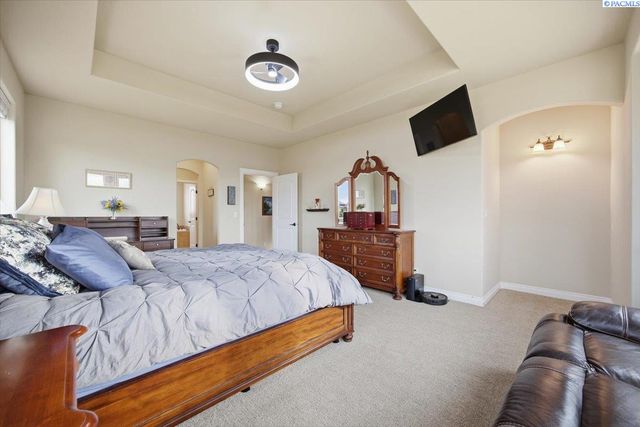 2010 S 38th Ave, West Richland, WA 99353