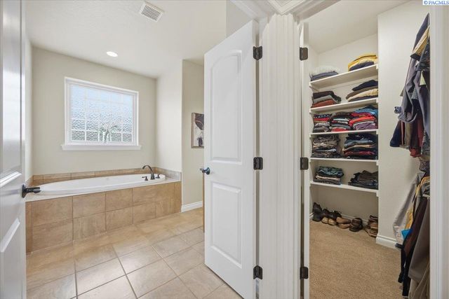 2010 S 38th Ave, West Richland, WA 99353