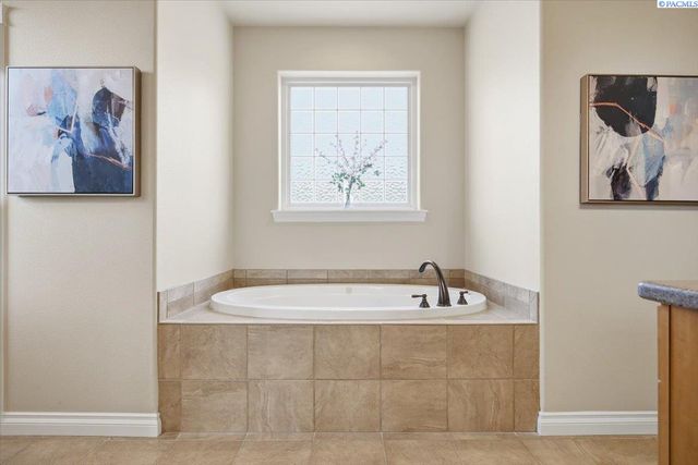 2010 S 38th Ave, West Richland, WA 99353