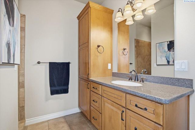 2010 S 38th Ave, West Richland, WA 99353