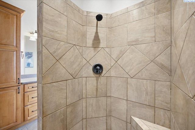 2010 S 38th Ave, West Richland, WA 99353