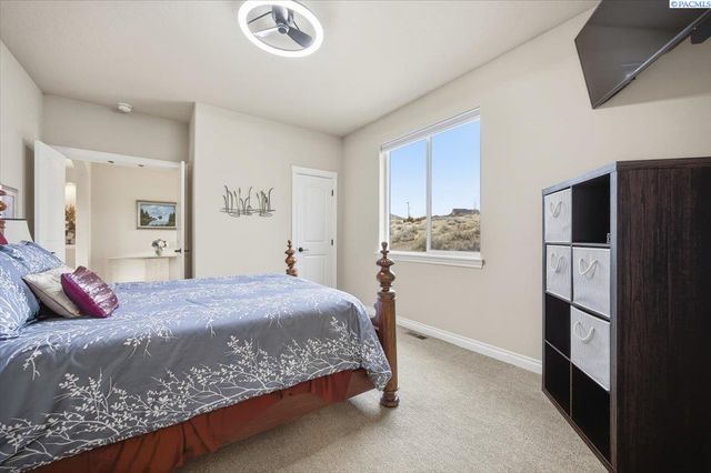 2010 S 38th Ave, West Richland, WA 99353