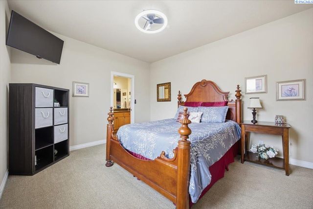 2010 S 38th Ave, West Richland, WA 99353