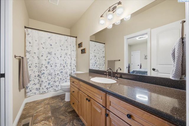 2010 S 38th Ave, West Richland, WA 99353