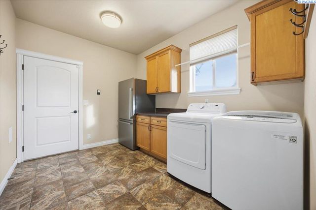 2010 S 38th Ave, West Richland, WA 99353