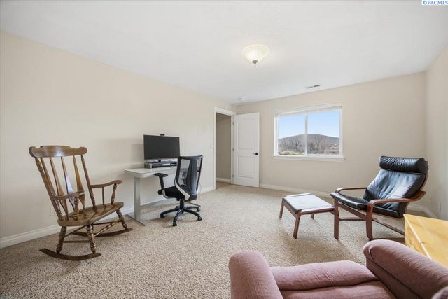 2010 S 38th Ave, West Richland, WA 99353