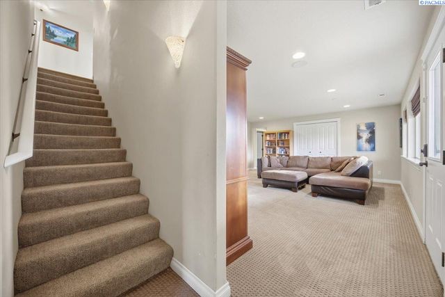 2010 S 38th Ave, West Richland, WA 99353