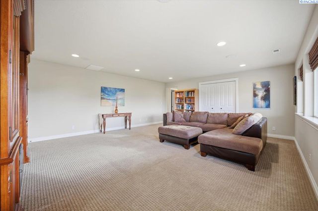 2010 S 38th Ave, West Richland, WA 99353