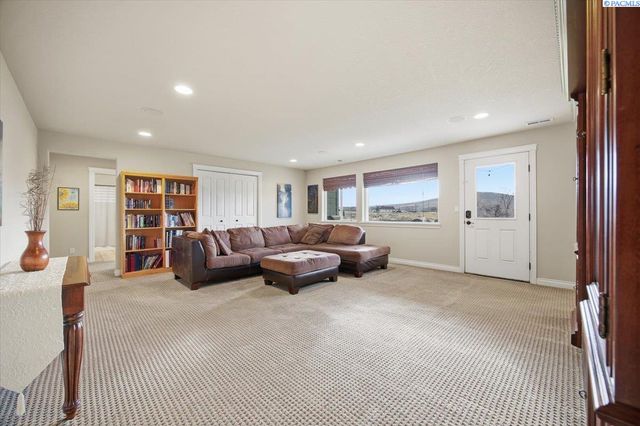 2010 S 38th Ave, West Richland, WA 99353