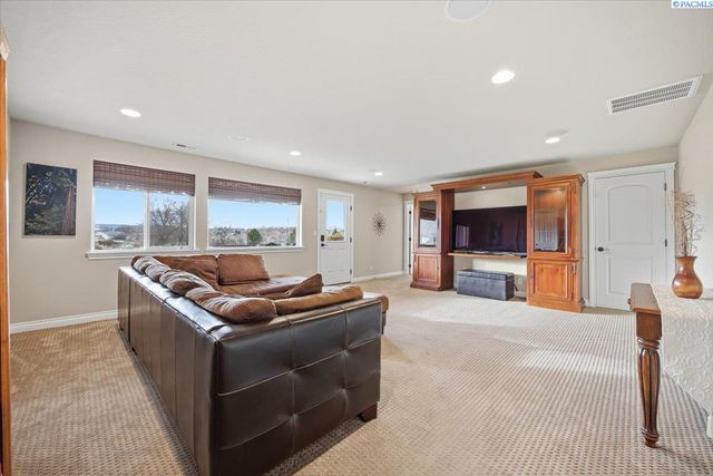 2010 S 38th Ave, West Richland, WA 99353