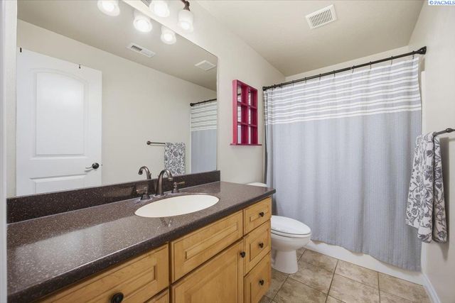 2010 S 38th Ave, West Richland, WA 99353