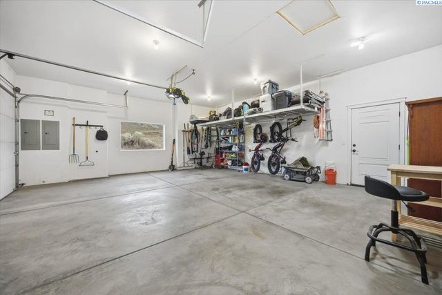 2010 S 38th Ave, West Richland, WA 99353