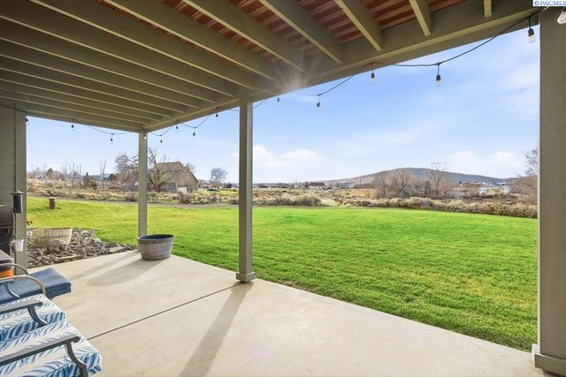 2010 S 38th Ave, West Richland, WA 99353