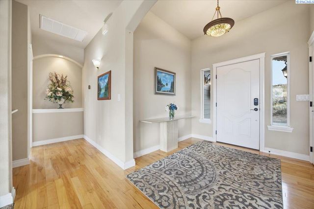 2010 S 38th Ave, West Richland, WA 99353