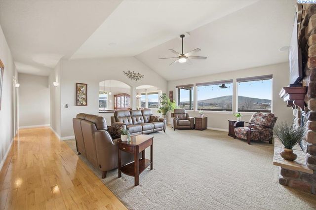 2010 S 38th Ave, West Richland, WA 99353