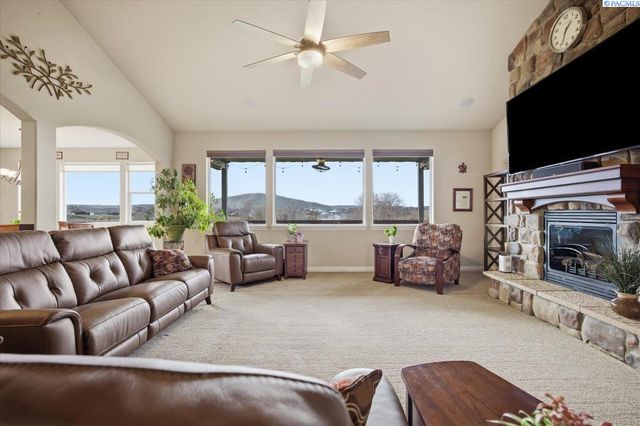 2010 S 38th Ave, West Richland, WA 99353