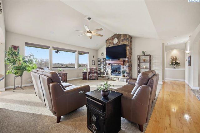 2010 S 38th Ave, West Richland, WA 99353