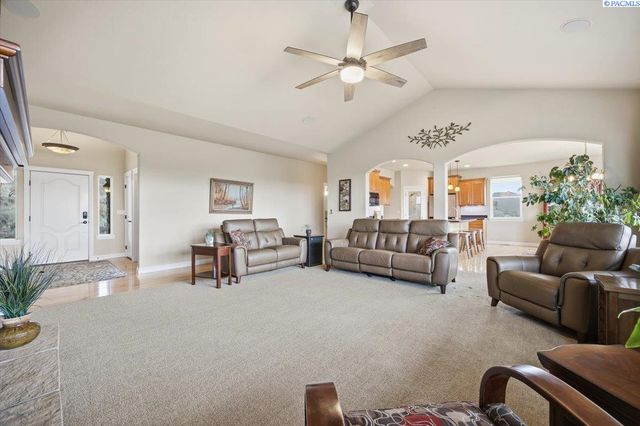 2010 S 38th Ave, West Richland, WA 99353