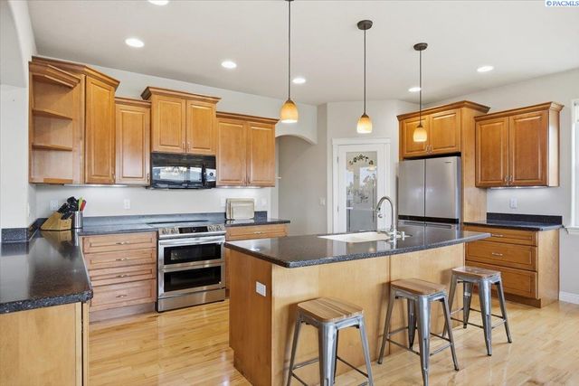 2010 S 38th Ave, West Richland, WA 99353