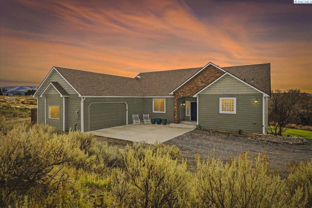 2010 S 38th Ave, West Richland, WA 99353