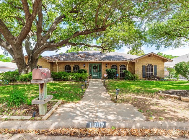 1307 S Westador Drive, Arlington, TX 76015