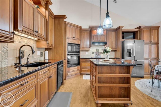 7827 S River Road, Cottrellville, MI 48039