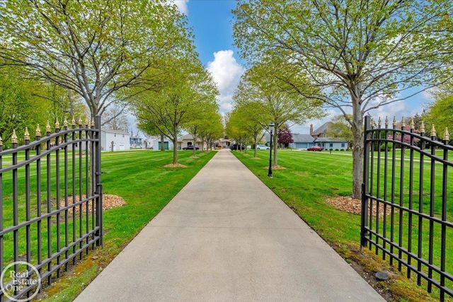 7827 S River Road, Cottrellville, MI 48039