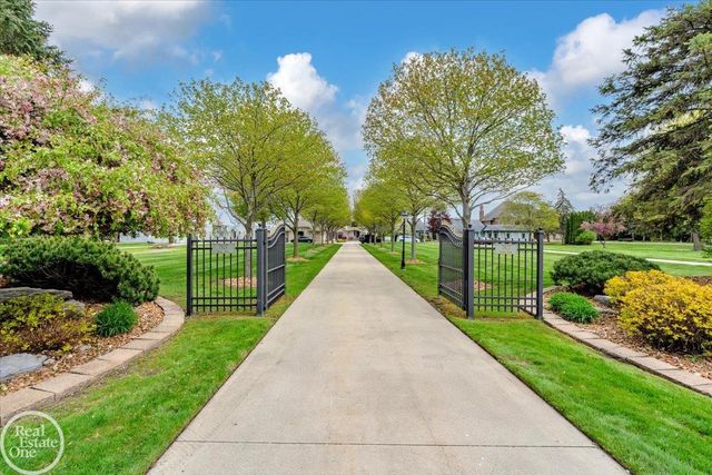 7827 S River Road, Cottrellville, MI 48039
