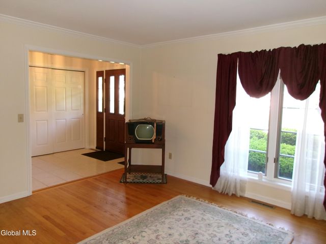 15 Pinecrest Drive, Niskayuna, NY 12309