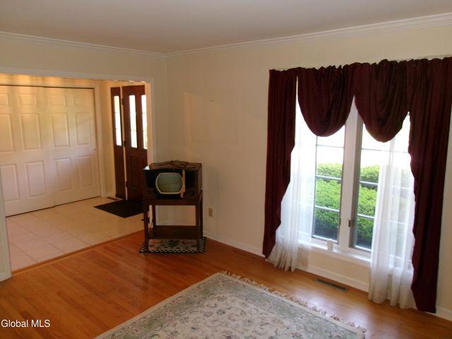 15 Pinecrest Drive, Niskayuna, NY 12309