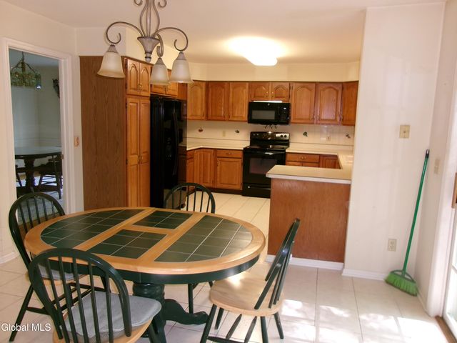 15 Pinecrest Drive, Niskayuna, NY 12309
