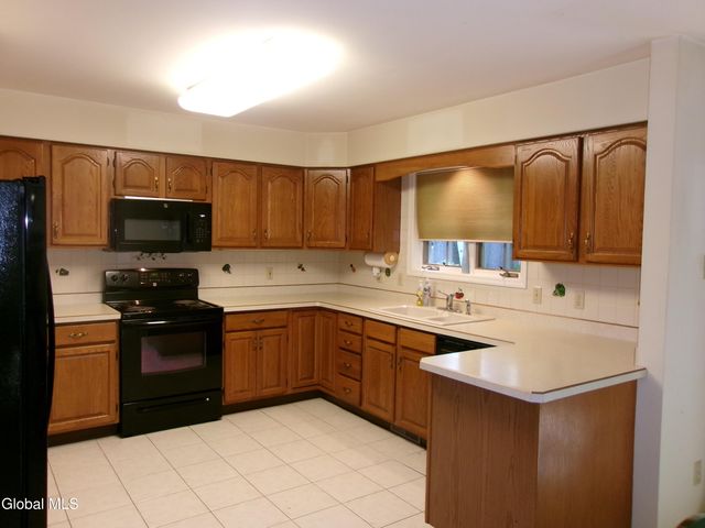 15 Pinecrest Drive, Niskayuna, NY 12309