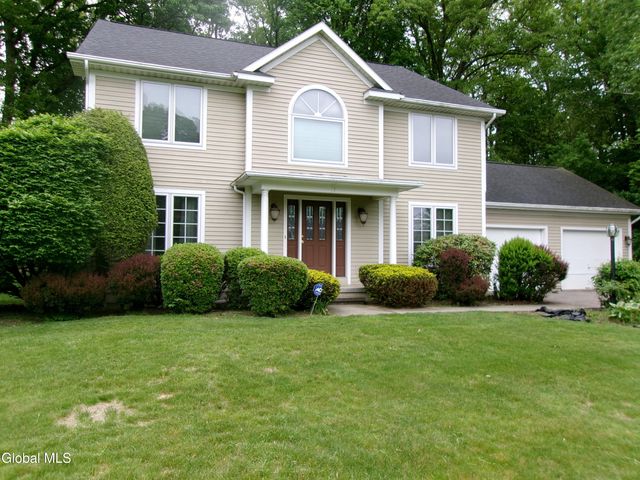 15 Pinecrest Drive, Niskayuna, NY 12309