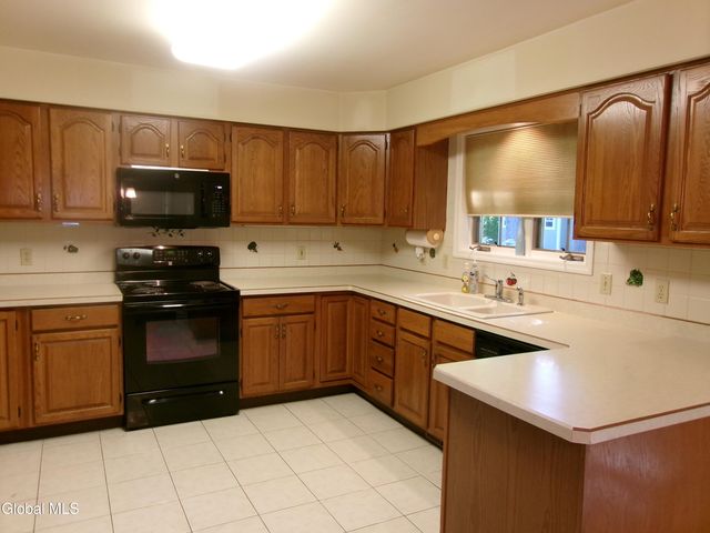 15 Pinecrest Drive, Niskayuna, NY 12309